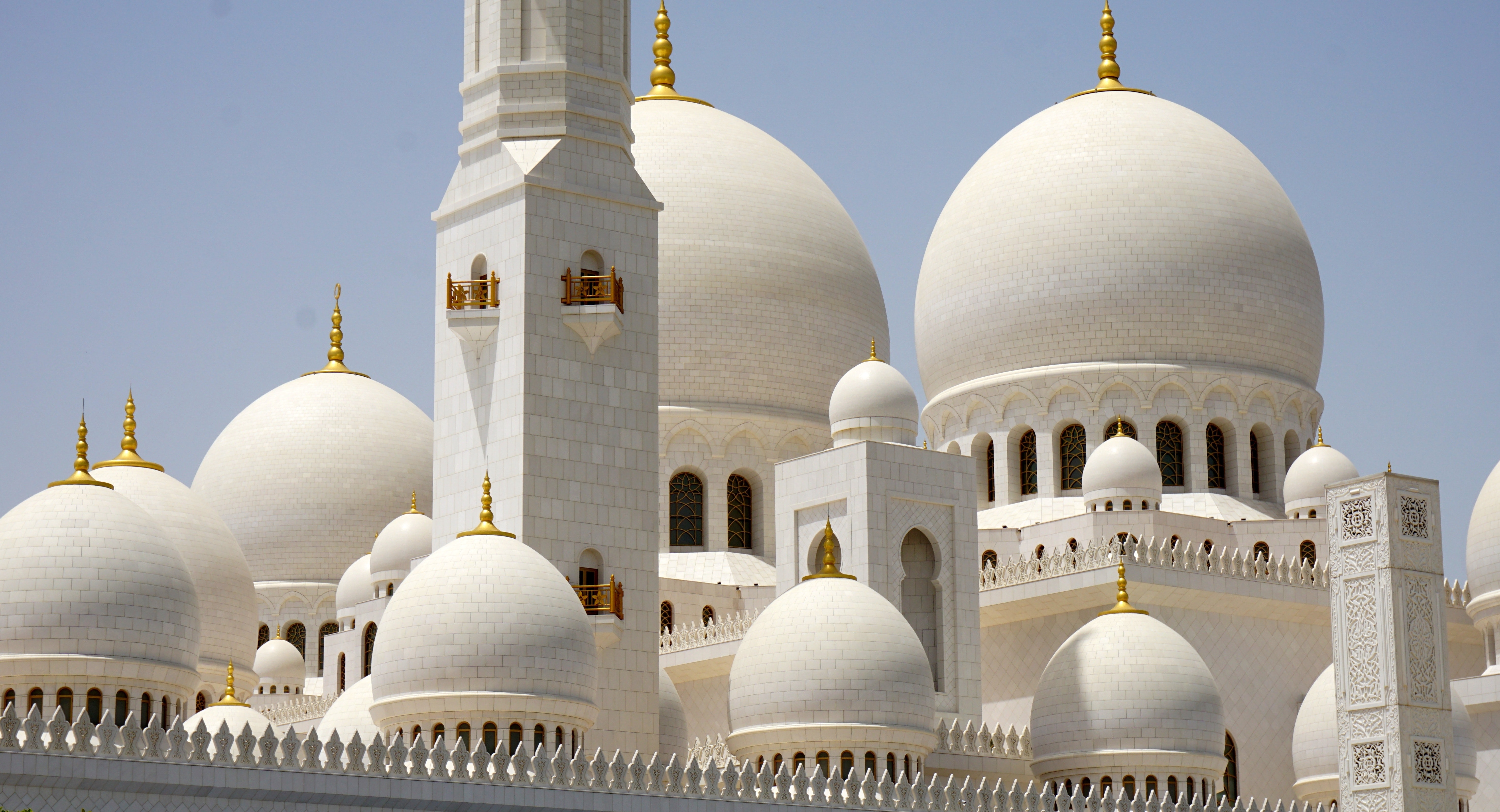 mosquée blanche et dorée